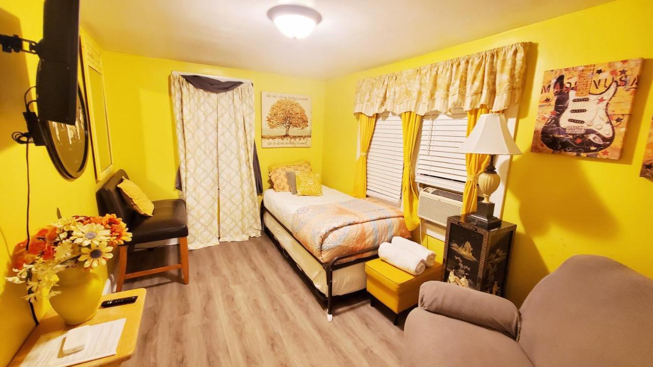 Room In Guest Room - Yellow Rm Dover- Del State, Bayhealth- Dov Base Exterior photo